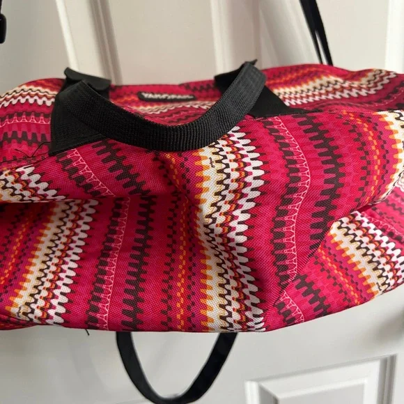 Like new YakPak duffle bag. Pink colorful zigzag design with black details - Picture 6 of 11